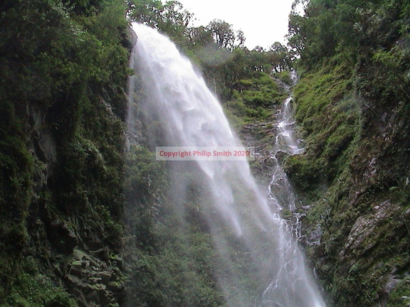 24-sengor-road-waterfall2