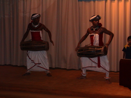 19-SriLankan-dancers