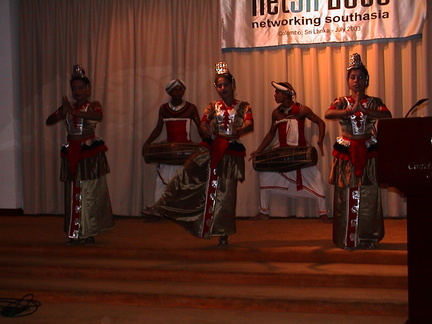 22-SriLankan-dancers