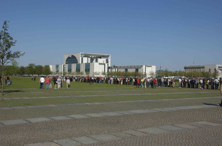 011-ReichstagQueue