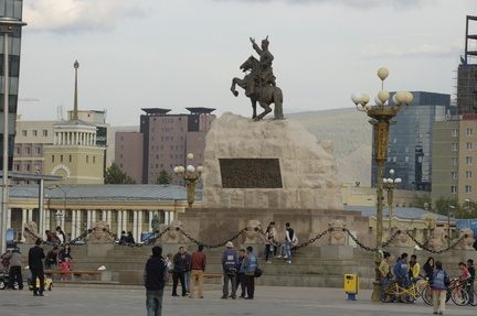 004-SukhbaatarStatue