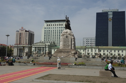 090-SukhbaatarStatue