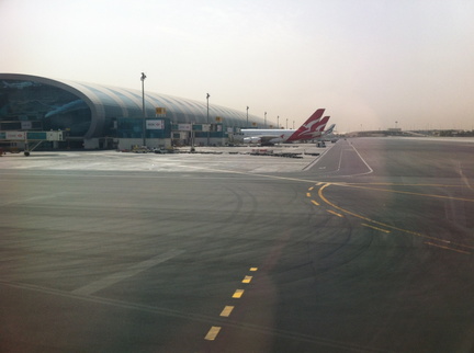 00-Qantas380s-Dubai
