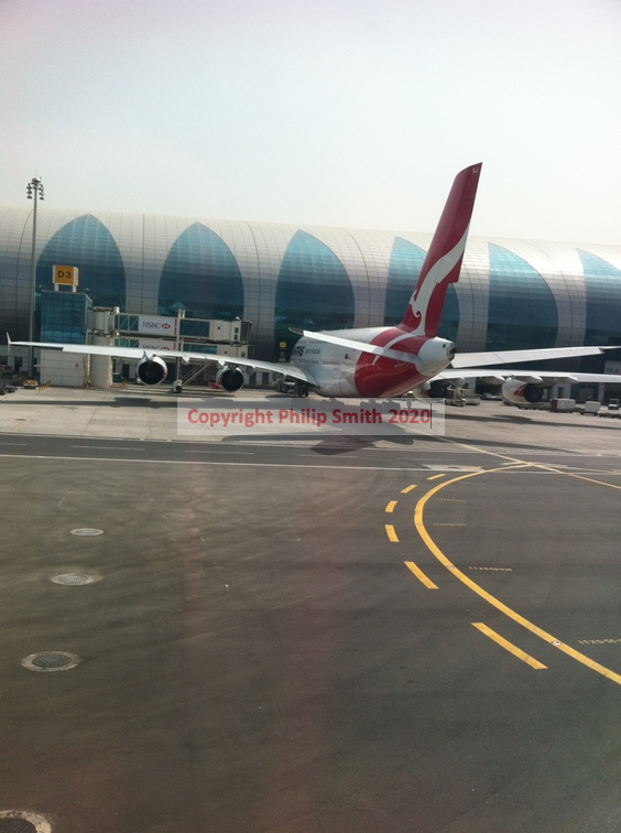 02-Qantas380s-Dubai
